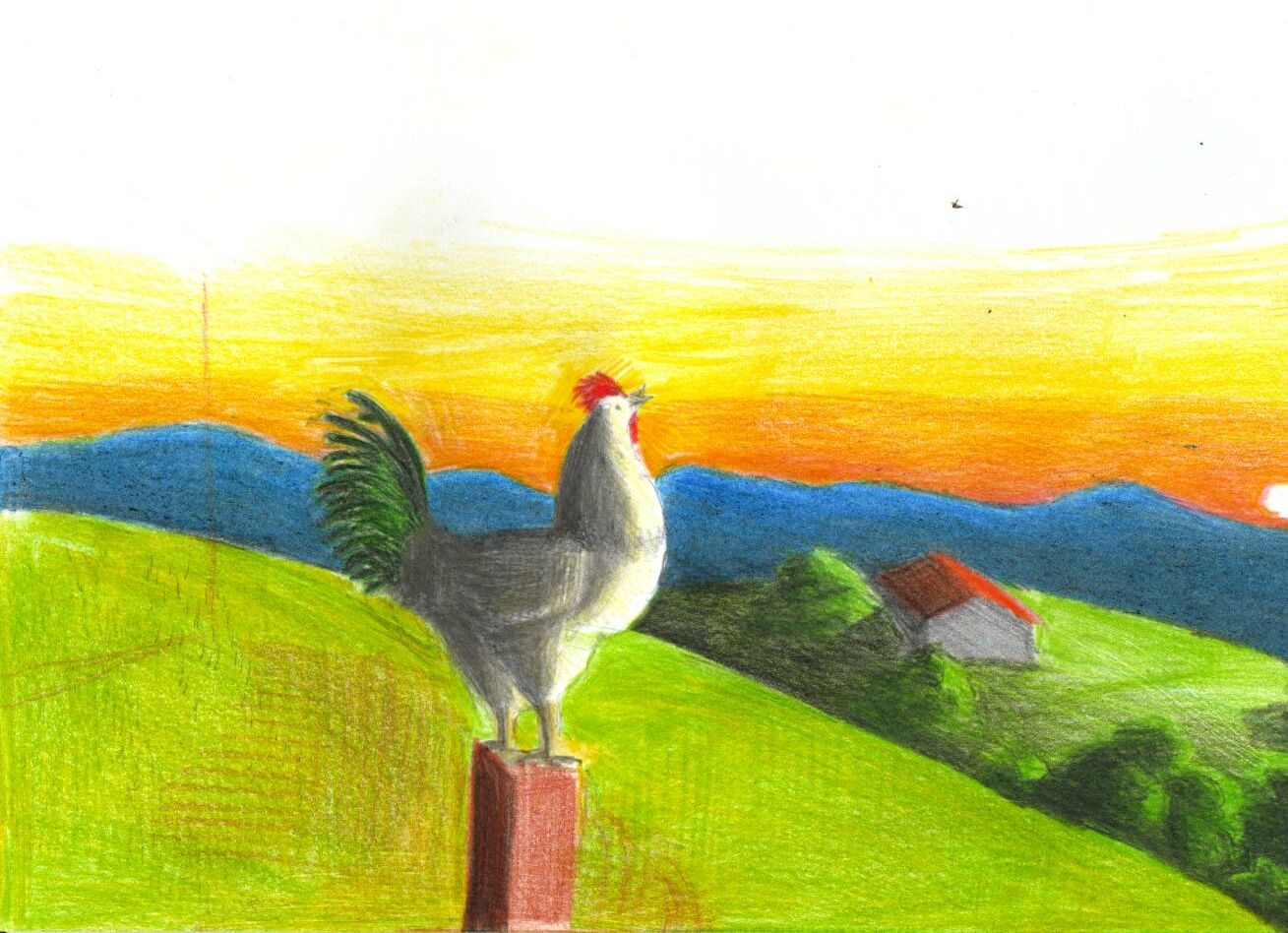 Um galo empoleirado sobre uma cerca. Ao fundo, montanhas e o Sol nascente